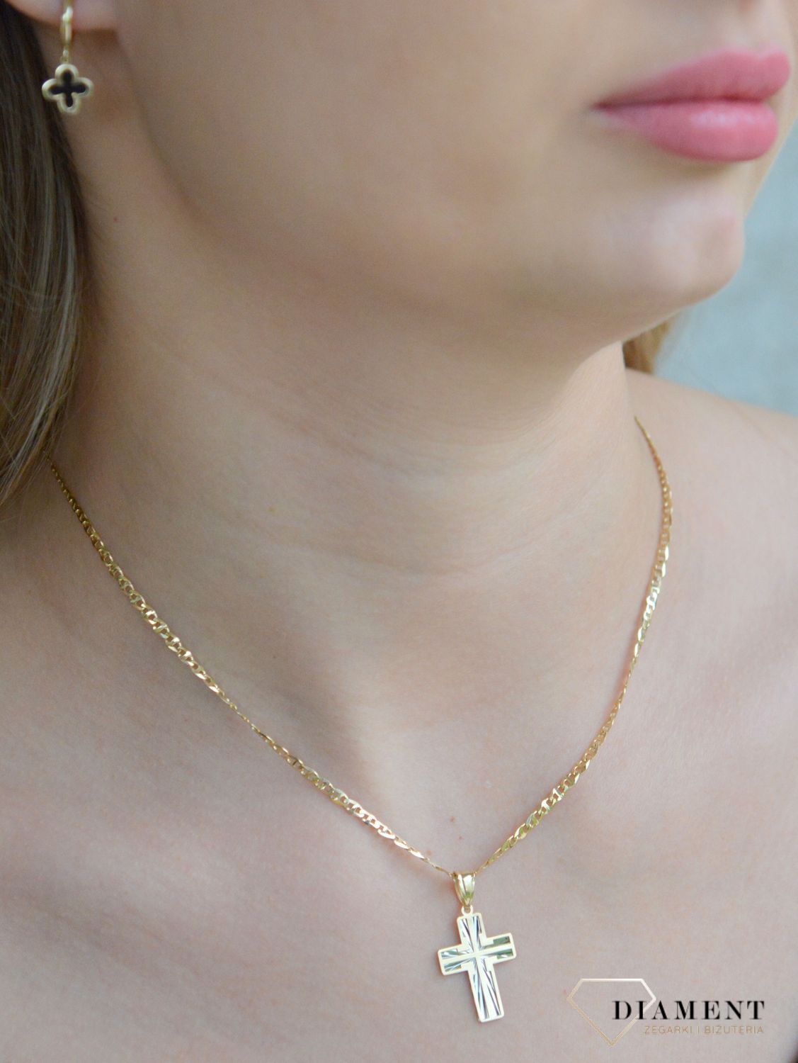 Złota zawieszka krzyż 375 z białym złotem ZA 7612 375. Złota zawieszka krzyż. Krzyżyk złoty próby 375. Złoty krzyżyk na komunię, chrzest, 1.jpg